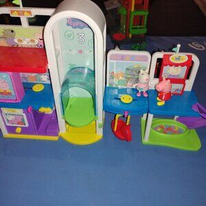 ****SOLD pig Mall playset w/2 figures